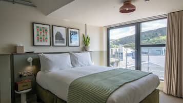 Duplex | Cofres nos quartos, espaço de trabalho para notebook