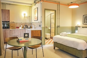 Studio | In-room safe, laptop workspace, iron/ironing board, free WiFi - Stay Hush (Edinburgh)