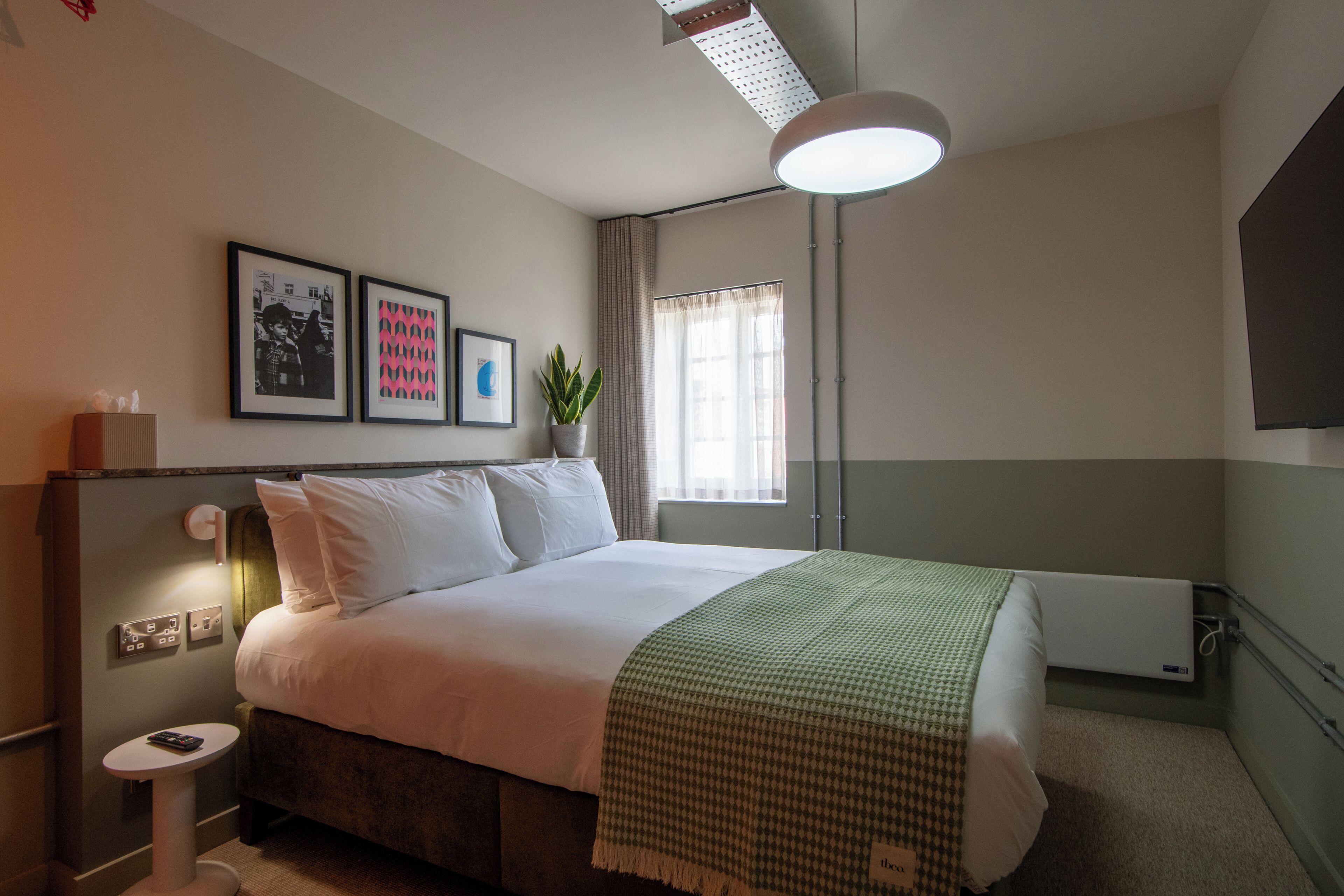 In-room safe, laptop workspace, iron/ironing board, free WiFi