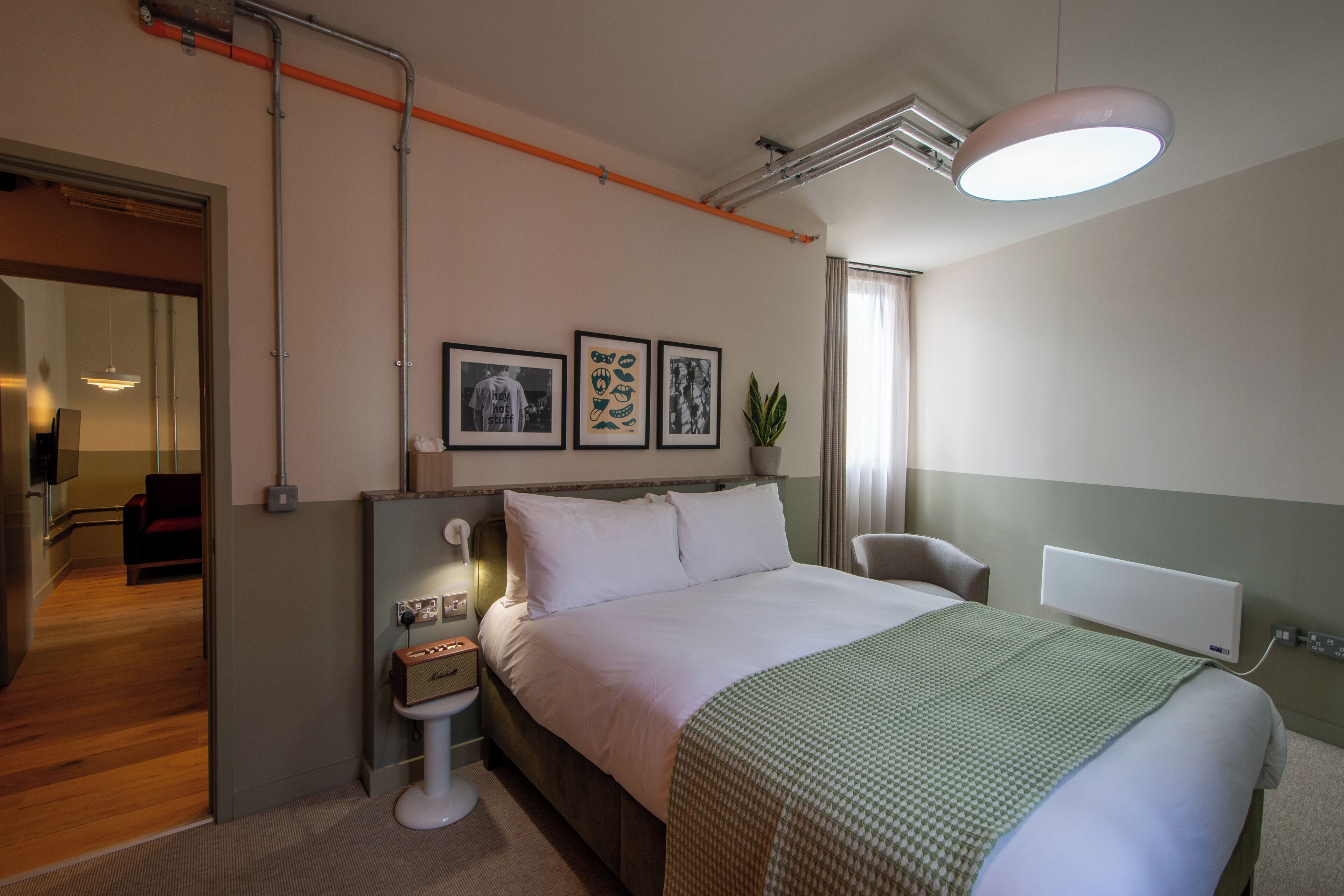 In-room safe, laptop workspace, iron/ironing board, free WiFi