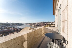 Outdoor dining - GuestReady - Luxurious riverside studio retreat (Vila Nova de Gaia)