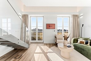 TV - GuestReady - Luxurious riverside studio retreat (Vila Nova de Gaia)