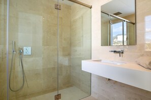 Shower, hair dryer, towels, soap - Modern 4+ bedroom villa with private pool in Marbella.  Sleeps 8, walk to beach. (Marbella)