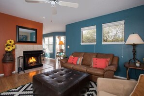 Living area - Cozy 1-bedroom condo, in soothing Tucson with fitness room, pools & trails (Tucson)