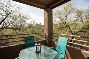 Outdoor dining - Cozy 1-bedroom condo, in soothing Tucson with fitness room, pools & trails (Tucson)