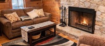 Relaxing Cabin with Lake Access, Firepit, Deck & Fully Stocked Kitchen