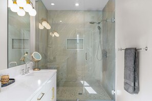 Shower, hair dryer, towels - Cody Place Luxe – Modern Palm Springs Retreat (Palm Springs)