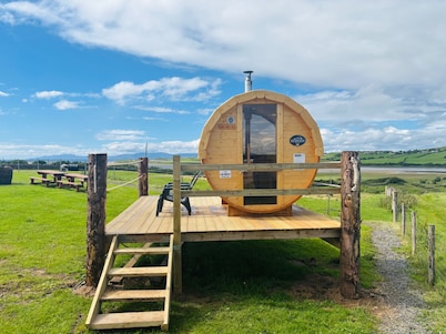 The Dozy Donkey Shepherd Hut & Sauna Farm Stay