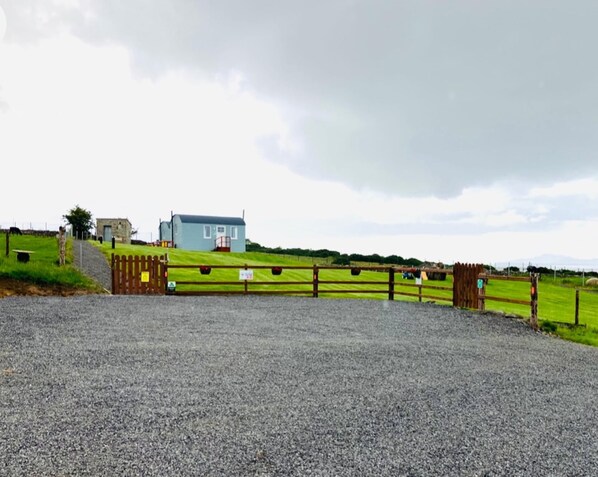 Property grounds - The Dozy Donkey Shepherd Hut Campview Farm Stay (Ballyshannon)
