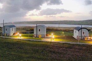 Exterior - The Dozy Donkey Shepherd Hut Campview Farm Stay (Ballyshannon)