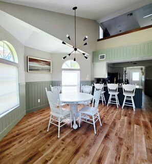 Dining - Gulf View on Bay- Newly Renovated (Palm Harbor)