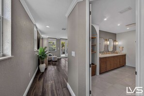 Interior - LVS Aurea Walk to Las Olas, Heated Pool, Spacious 9-Bed (Fort Lauderdale)