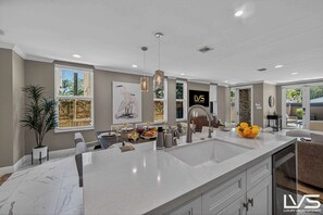 Dining - LVS Aurea Walk to Las Olas, Heated Pool, Spacious 9-Bed (Fort Lauderdale)