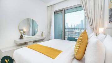 Luksusleilighet, balkong, byutsikt | Skrivebord for bærbar PC, strykejern/-brett og barnesenger