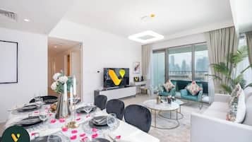 Luxury-Apartment, Balkon, Stadtblick | Essbereich im Zimmer