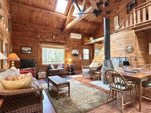 Classic Maine 2BR Cabin in Center of MDI! Pet Friendly [Birdsong]