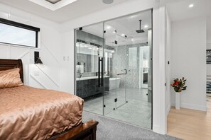 5 bedrooms, iron/ironing board, WiFi