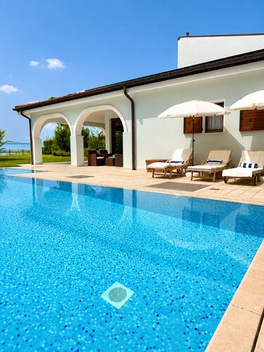 3BR Private Pool Villa, Lagoon Sunsets on Albarella, Pet-Friendly