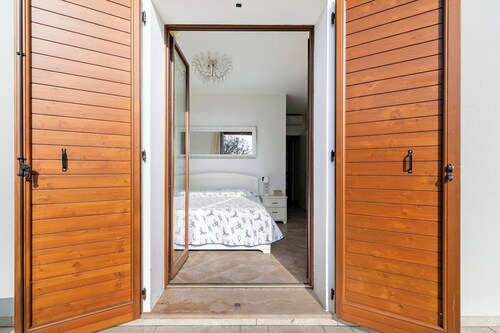 3BR Private Pool Villa, Lagoon Sunsets on Albarella, Pet-Friendly