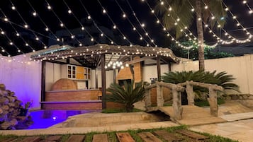 Fachada da propriedade à noite