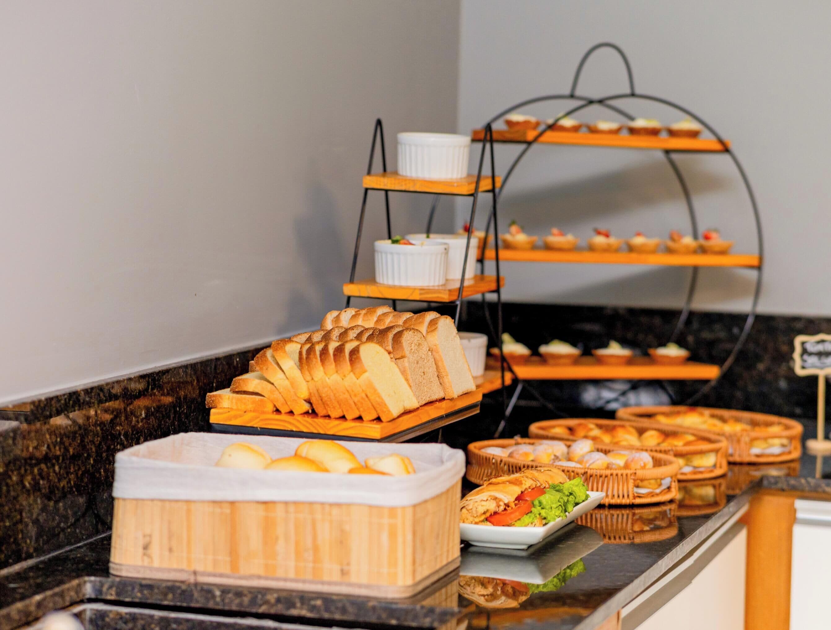 Café da manhã com buffet grátis todos os dias