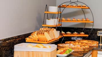 Café da manhã com buffet grátis todos os dias