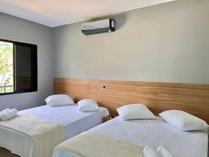 Deluxe-Vierbettzimmer | Verdunkelungsvorhänge, Bügeleisen/Bügelbrett, kostenlose Babybetten