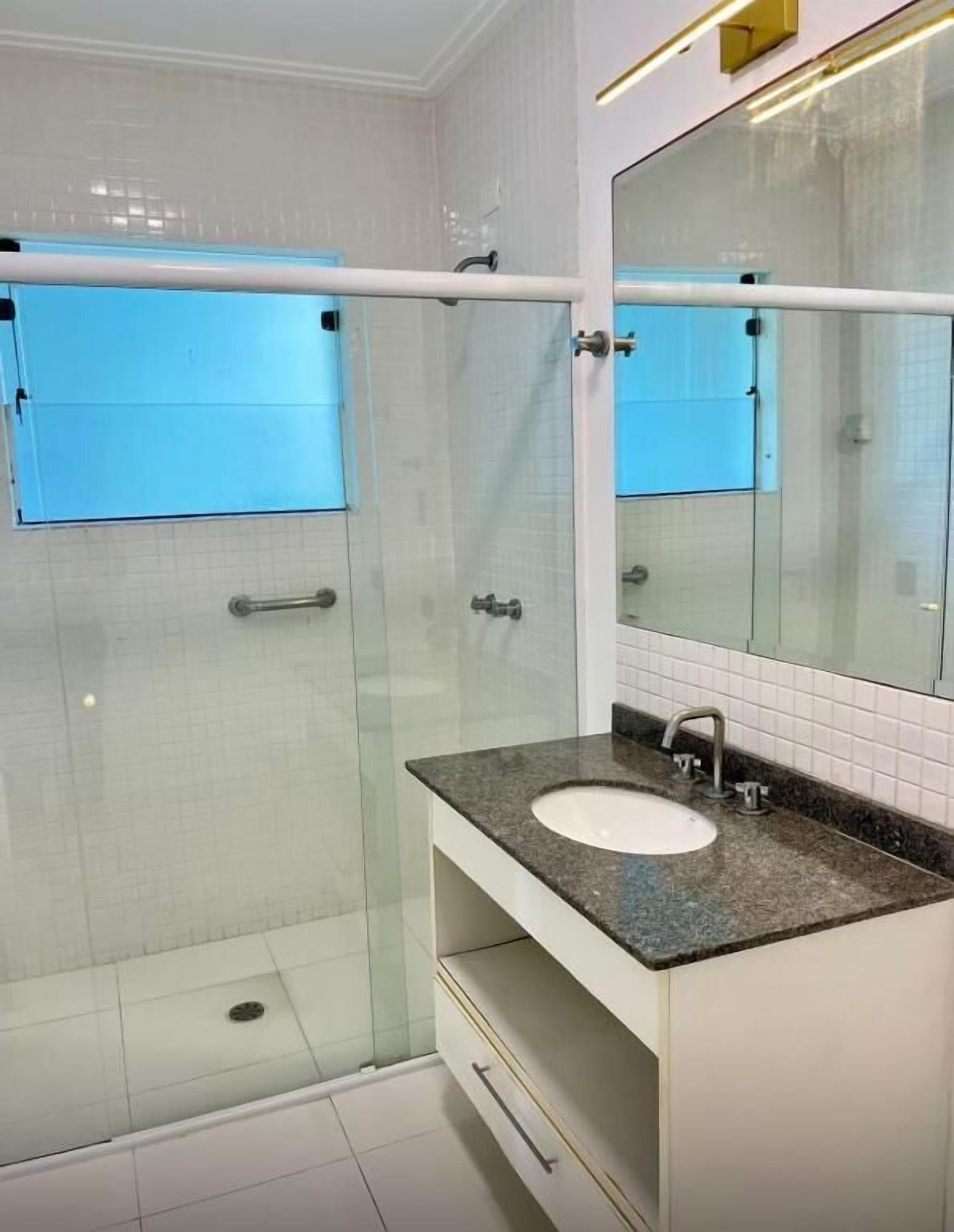 Deluxe Quadruple Room | Bathroom