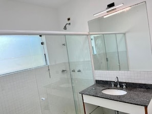 Deluxe Quadruple Room | Bathroom