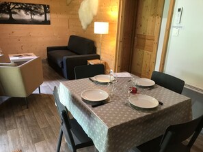 Dining - 2-bedroom Nordic chalet at the foot of the Plateau de Beille (Aston)