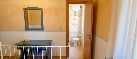 1 bedroom, desk, free WiFi, bed sheets