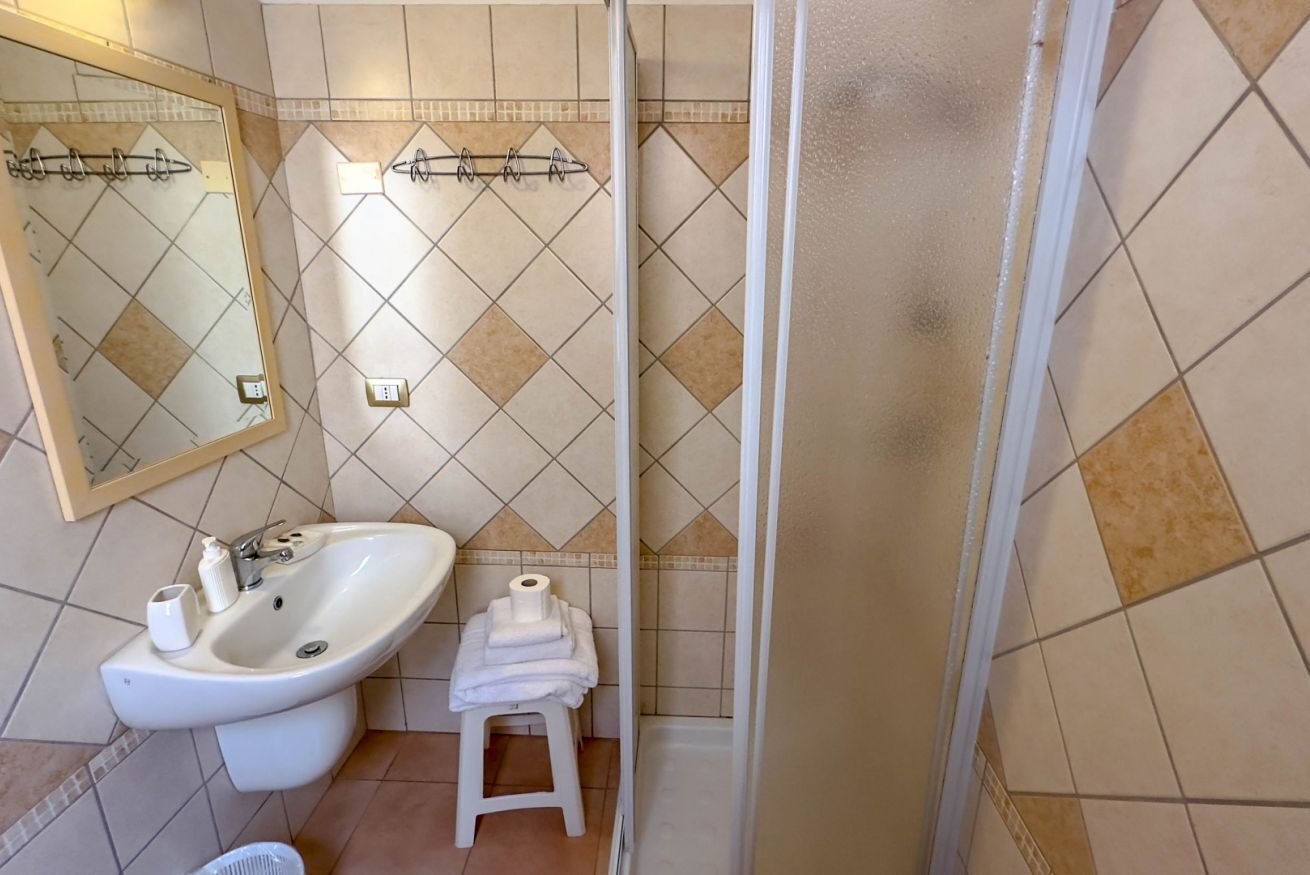 Bruser, hårtørrer, bidet, håndklæder