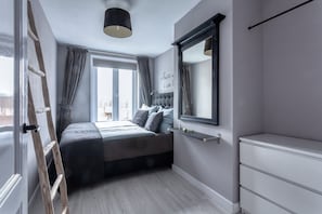 1 habitación, tabla de planchar con plancha, wifi y ropa de cama