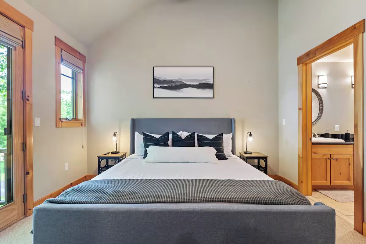 5 bedrooms, free WiFi, bed sheets