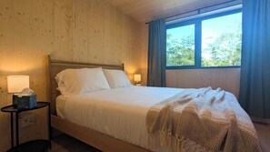 4 slaapkamers, een bureau, een strijkplank/strijkijzer, gratis wifi