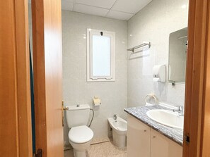 Shower, free toiletries, hair dryer, towels - Las Vegas Hotel (Calella)