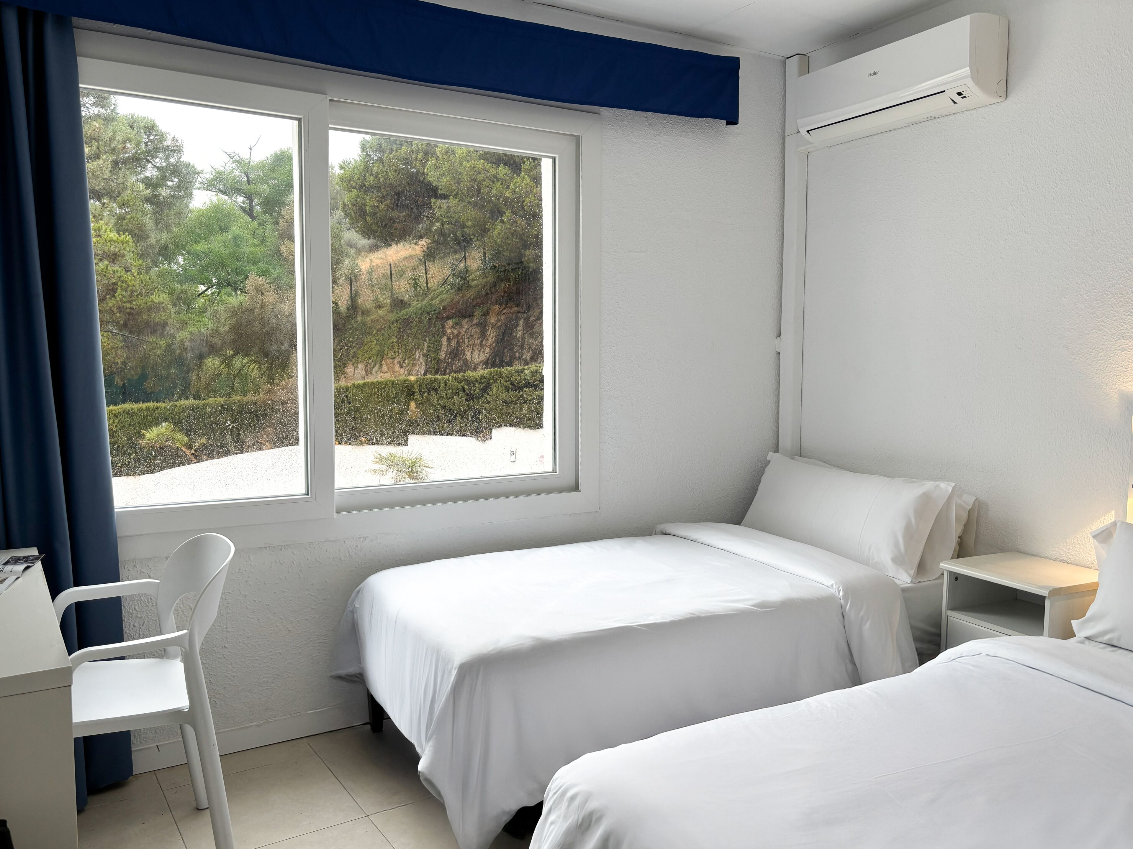 Habitación triple básica | Caja fuerte, cortinas opacas, wifi gratis