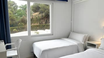 Habitación triple básica | Caja fuerte, cortinas opacas, wifi gratis