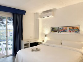 Caja fuerte, cortinas opacas, wifi gratis y ropa de cama
