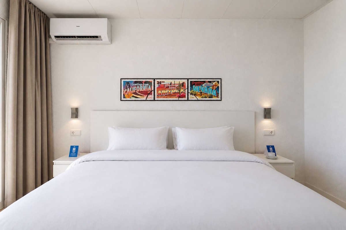 Hotel Las Vegas | Standard Double with Balcony | セーフティボックス (室内)、遮光カーテン、WiFi (無料)、ベッドシーツ