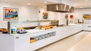 Een buffet met diverse gerechten, een glazen vitrine en wanddecoraties.
