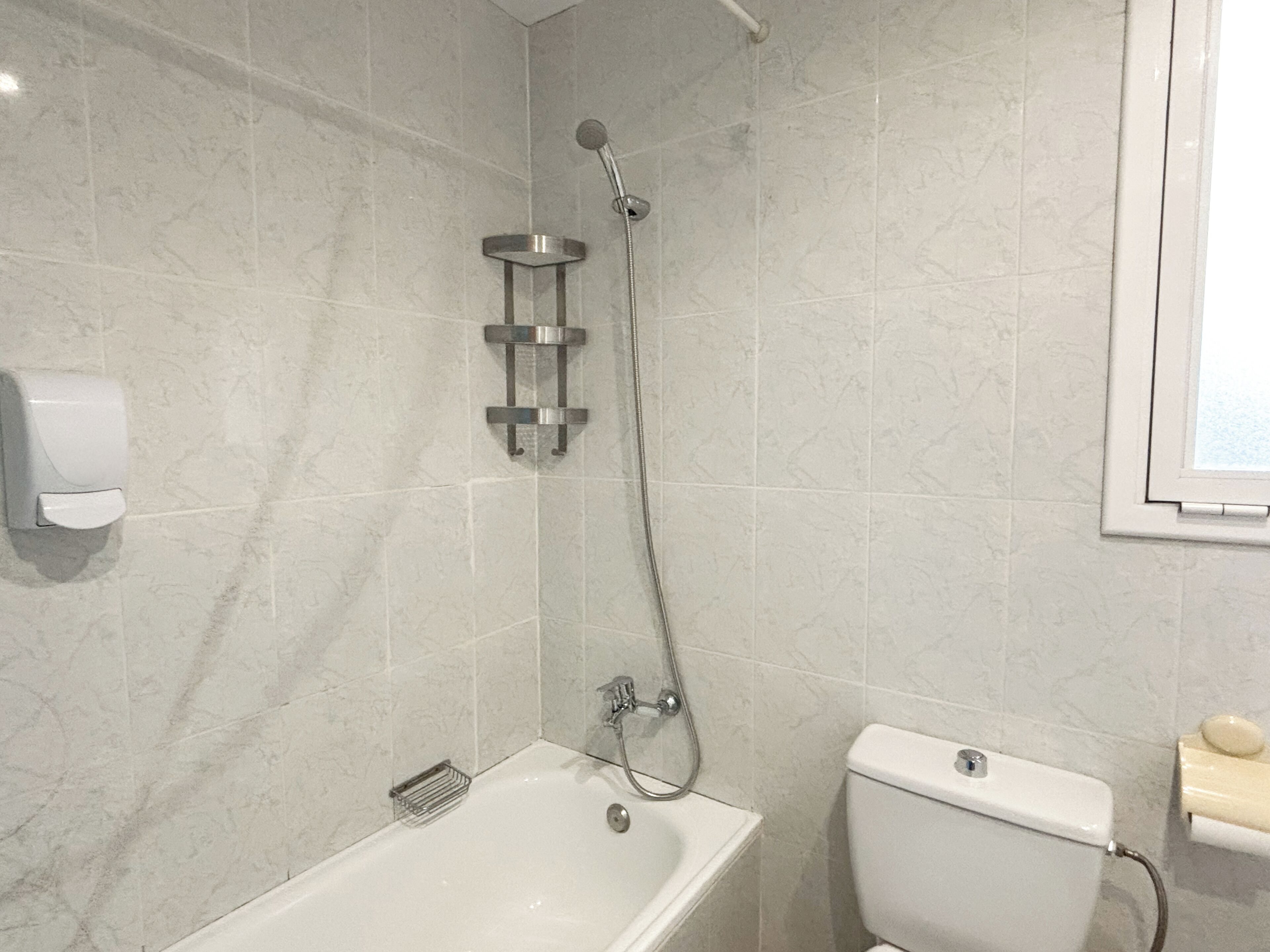 Ducha, artículos de higiene personal gratuitos y secador de pelo