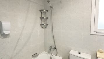 Ducha, artículos de higiene personal gratuitos y secador de pelo