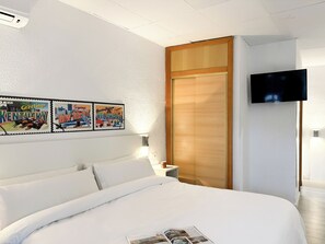 In-room safe, blackout drapes, free WiFi, bed sheets - Las Vegas Hotel (Calella)