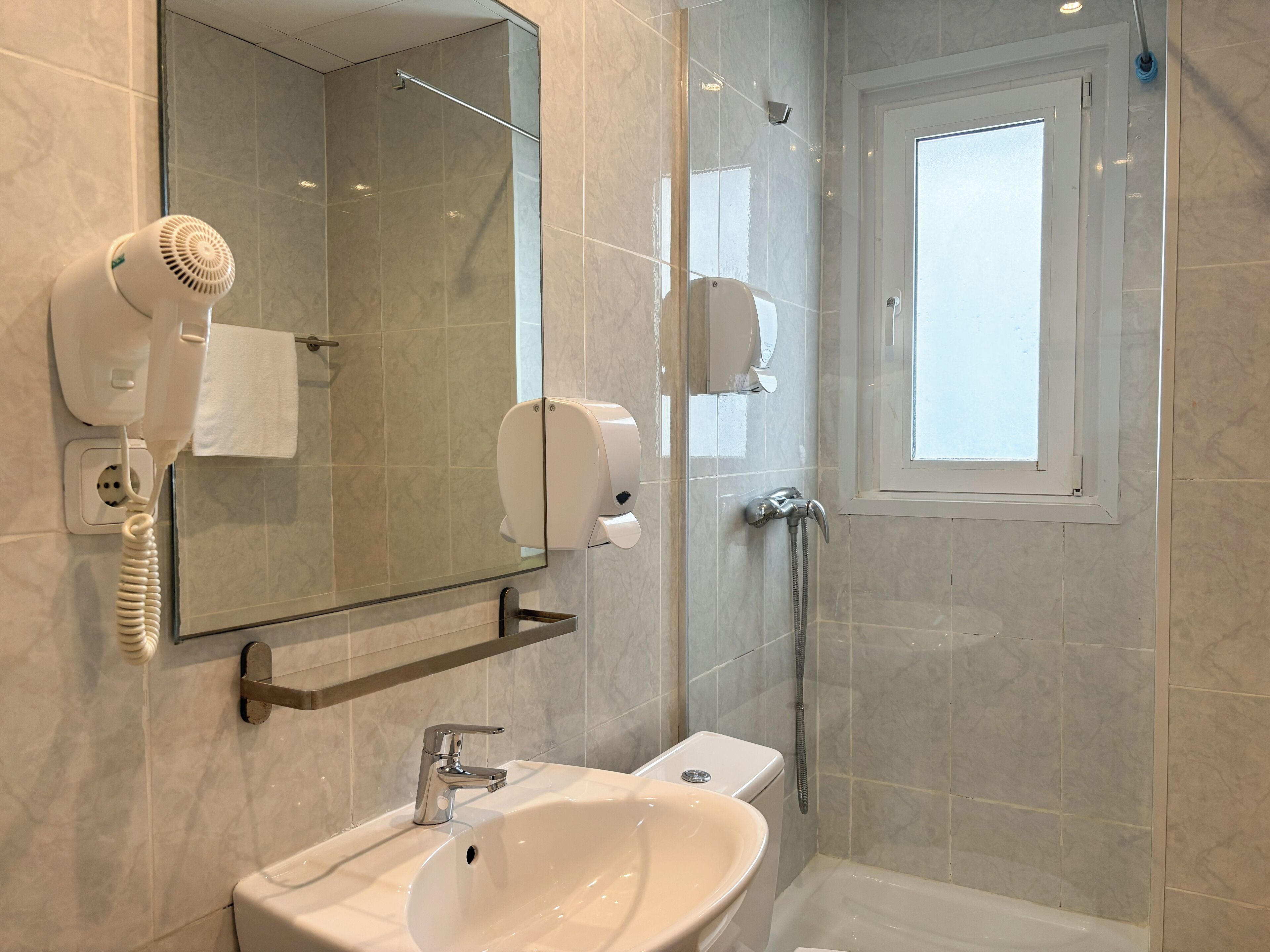 Habitación triple básica | Baño | Ducha, artículos de higiene personal gratuitos y secador de pelo
