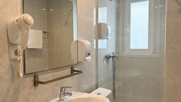 Habitación triple básica | Baño | Ducha, artículos de higiene personal gratuitos y secador de pelo