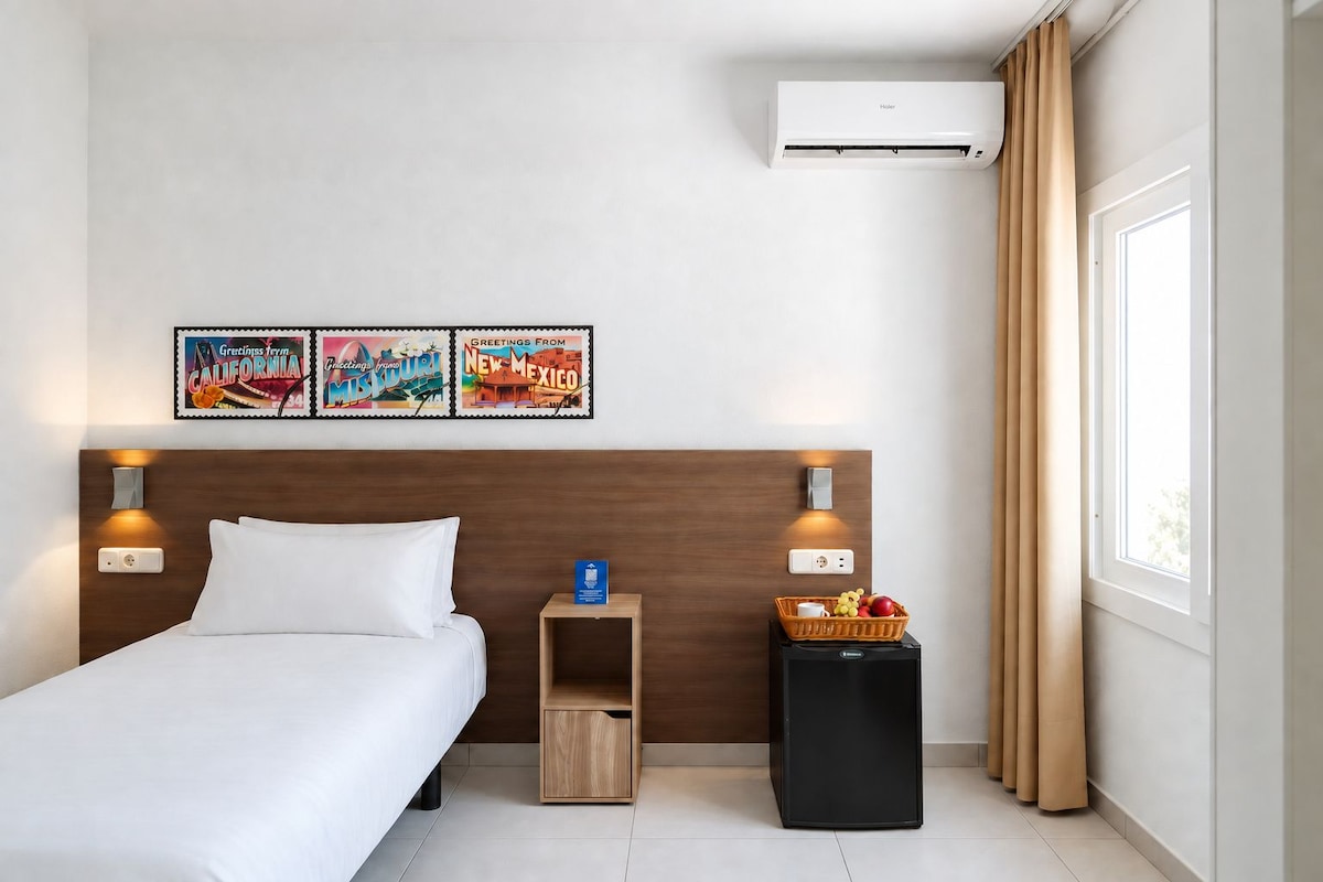Hotel Las Vegas | Single Room | セーフティボックス (室内)、遮光カーテン、WiFi (無料)、ベッドシーツ