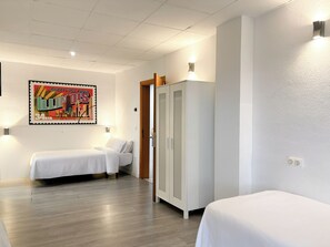 Zimmersafe, Verdunkelungsvorhänge, kostenloses WLAN, Bettwäsche