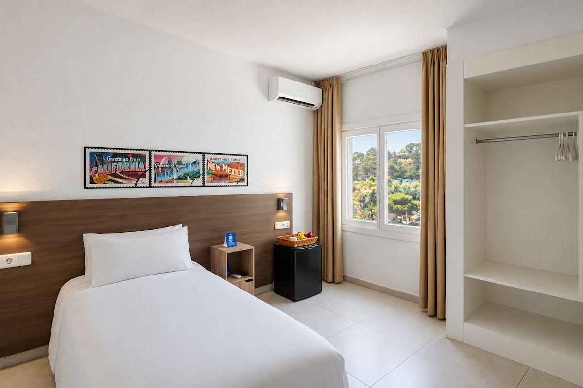Classic Single Room | In-room safe, blackout drapes, WiFi (free), bed sheets