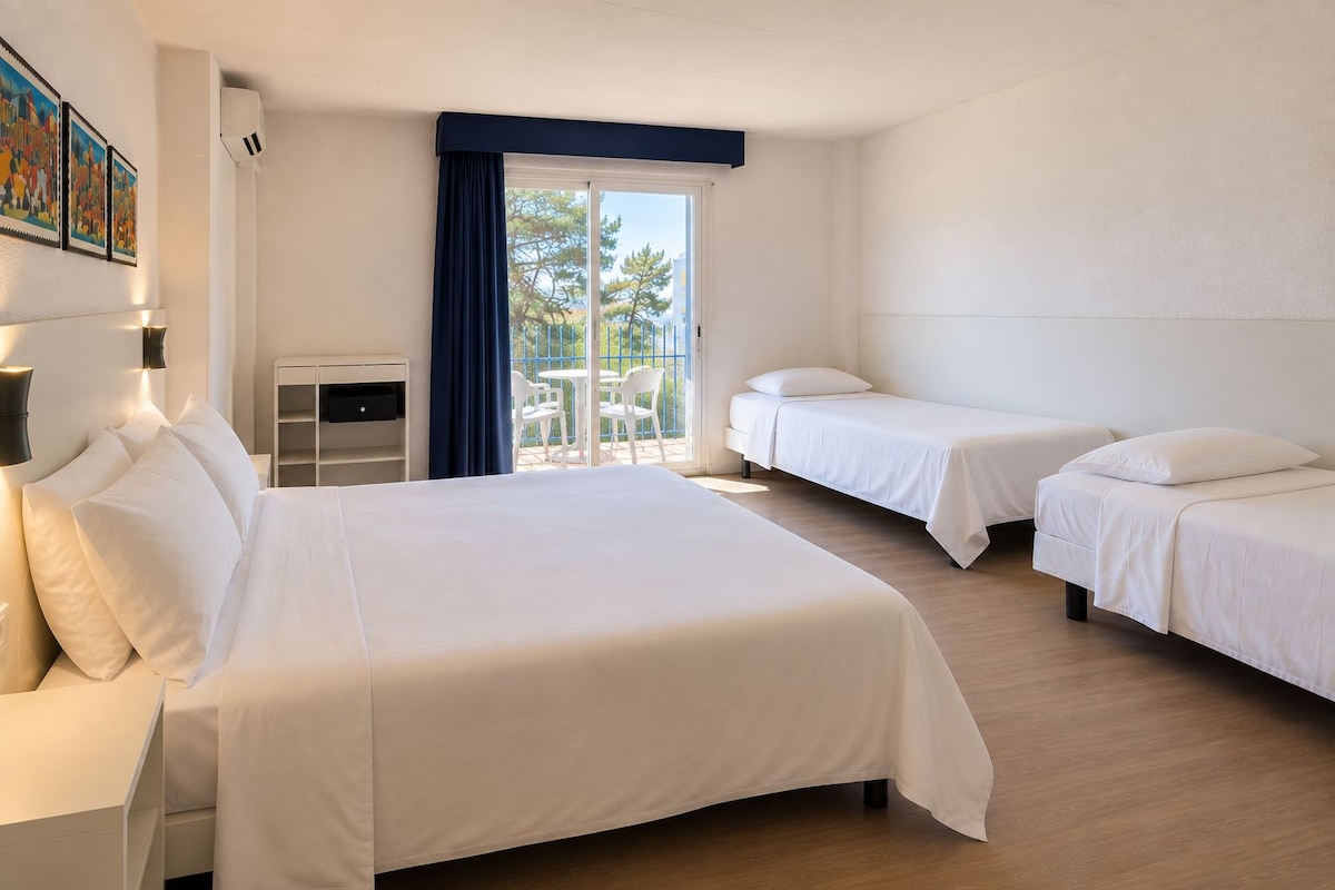 Hotel Las Vegas | Quadruple Room | セーフティボックス (室内)、遮光カーテン、WiFi (無料)、ベッドシーツ